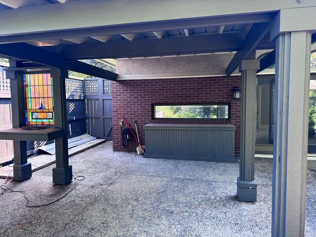 Building Photo - 3 bed 2.5 bath with the perfect blend of c...