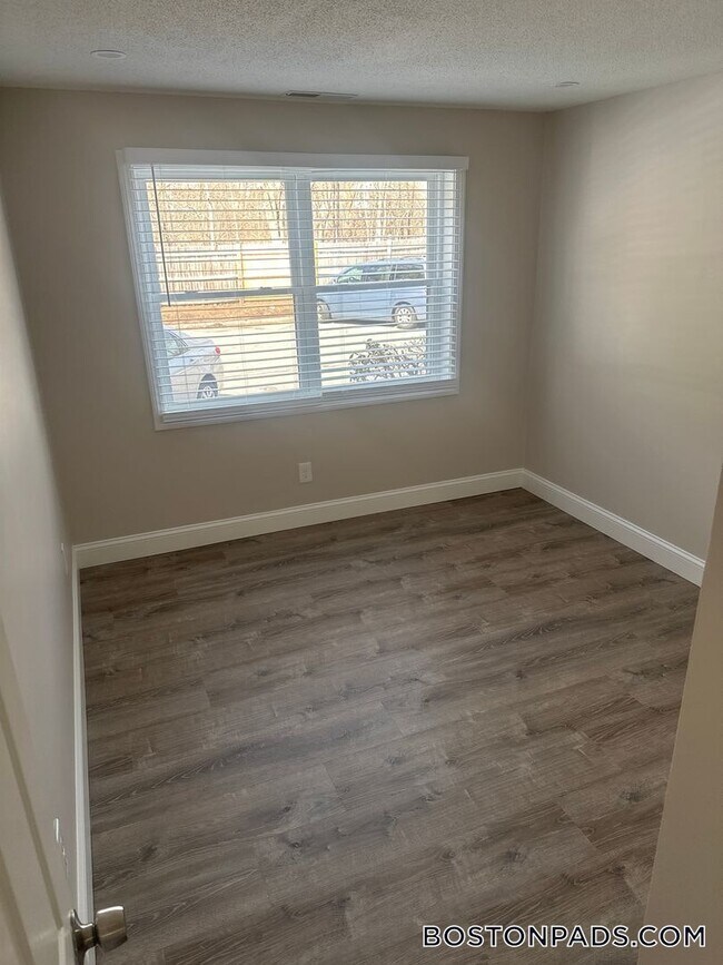 Foto del edificio - 13-27 Kenmar Dr.