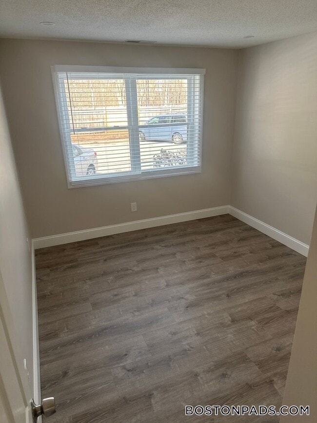 Building Photo - 13 Kenmar Dr