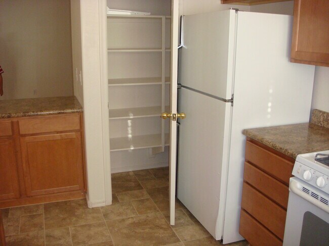 La despensa ahora tiene puerta corrediza - 608 N Robles St