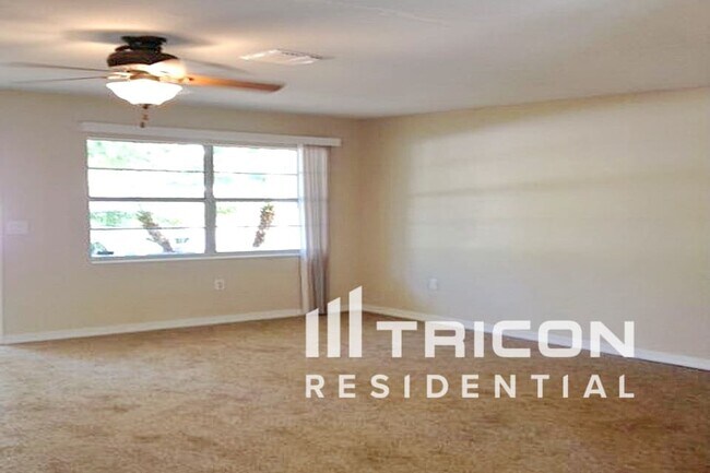 Building Photo - 4000 Berkshire Dr