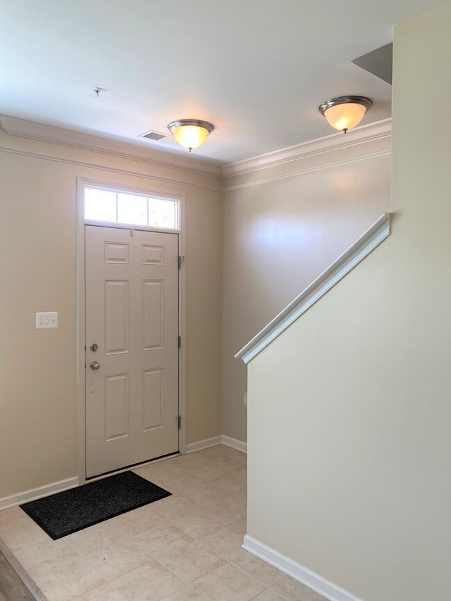 Foto del edificio - Gorgeous 3 Bedroom Townhome in Silver Spring!