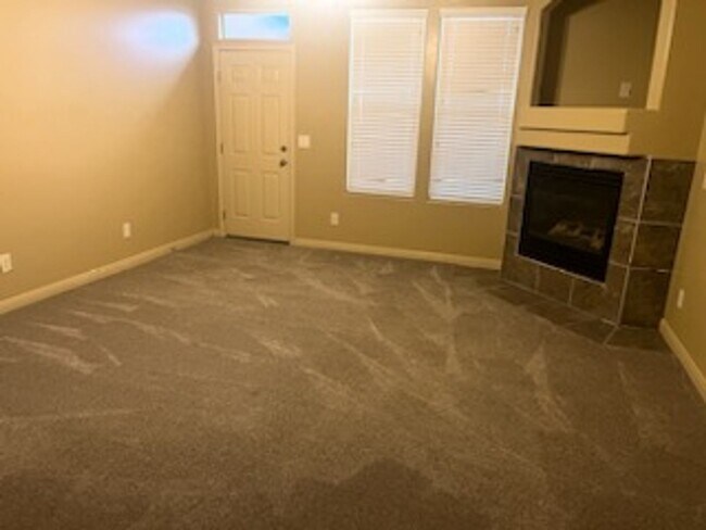 Foto del edificio - Spacious & Stylish 4-Bedroom Home with 3-Car Garage