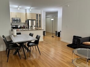 Building Photo - 10 Hanover Square