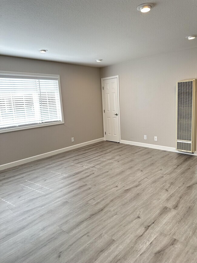 Building Photo - 2064 San Ramon Ave