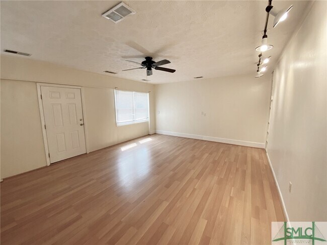 Foto del edificio - 12421 Deerfield Rd