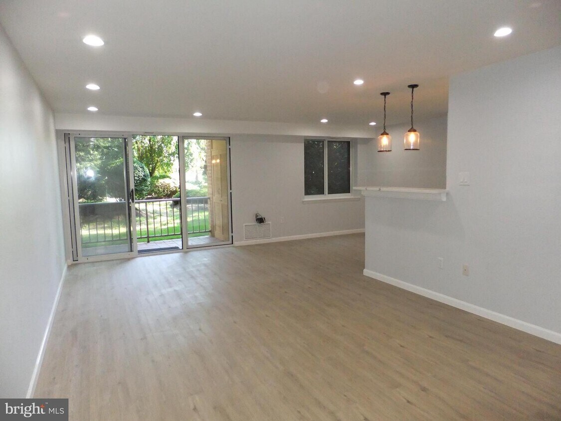 Primary Photo - 1650 Oakwood Dr
