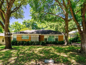 Building Photo - 8633 Westglen Dr