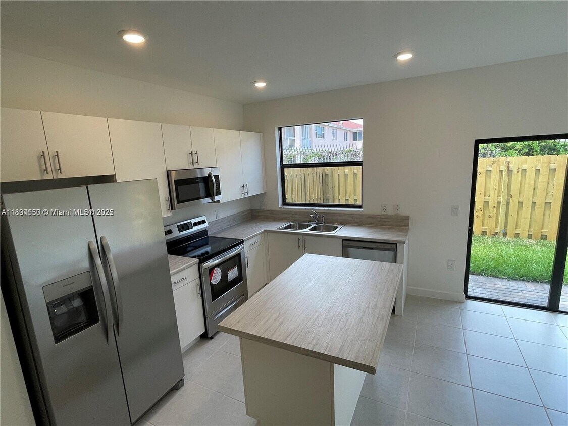 Foto principal - 883 NE 211th St