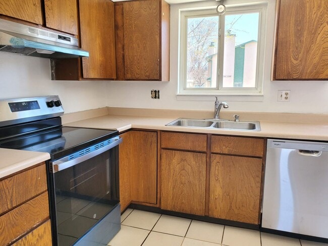 Building Photo - Townhome (end unit) with 2 bedrooms, 1.5 bath