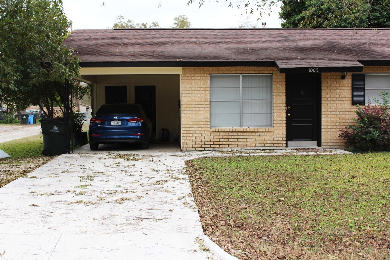 1002 Bartholomae St, Seguin, TX 78155 Townhome Rentals in Seguin TX