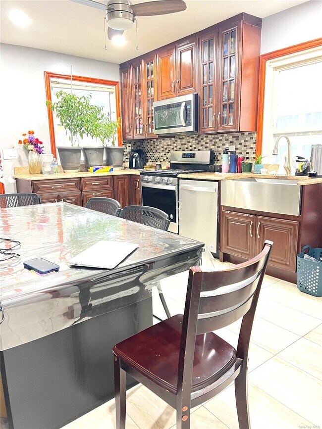 Foto del edificio - 83-15 243rd St