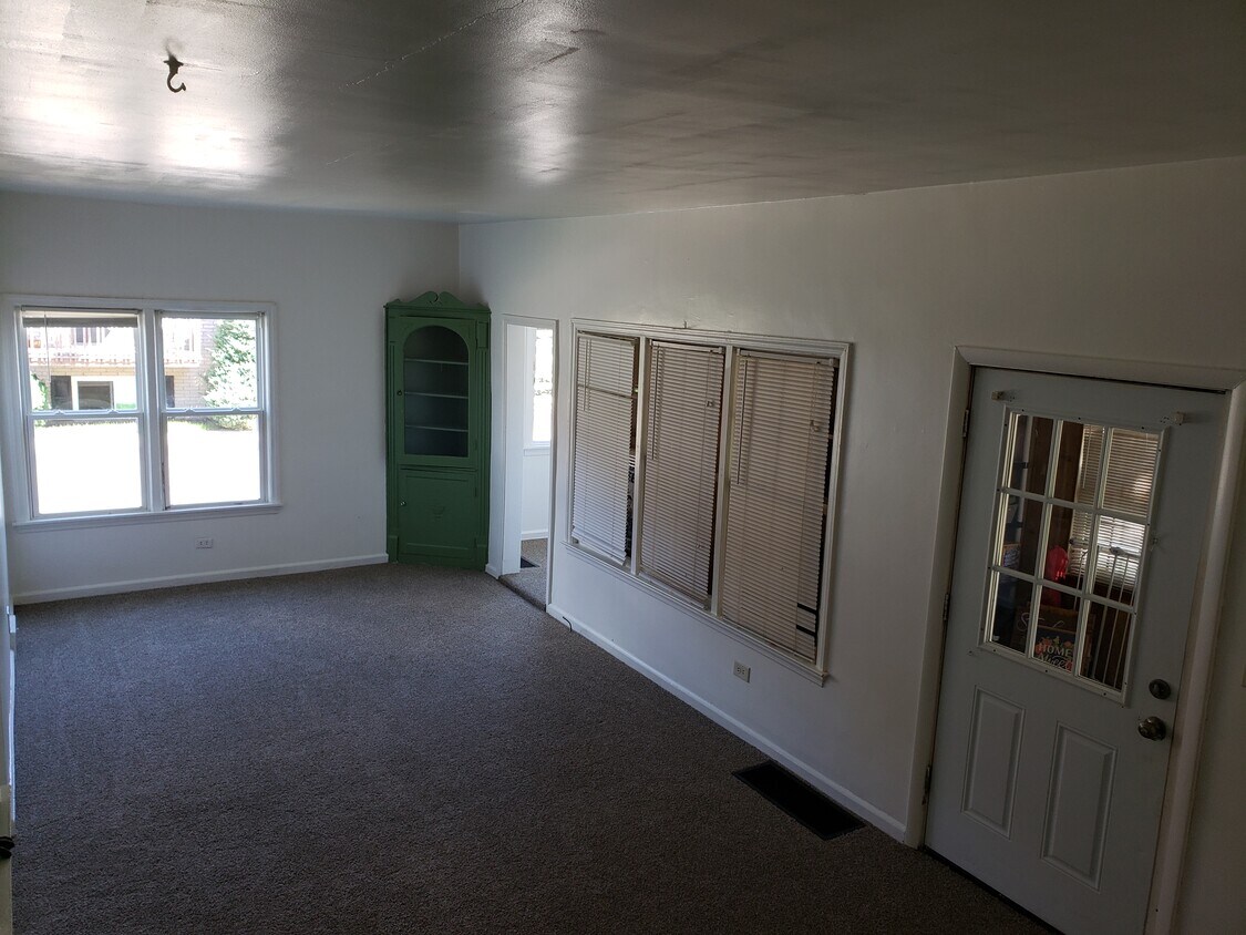 740 South Saginaw St, Lapeer, MI 48446 Townhouse for Rent in Lapeer, MI