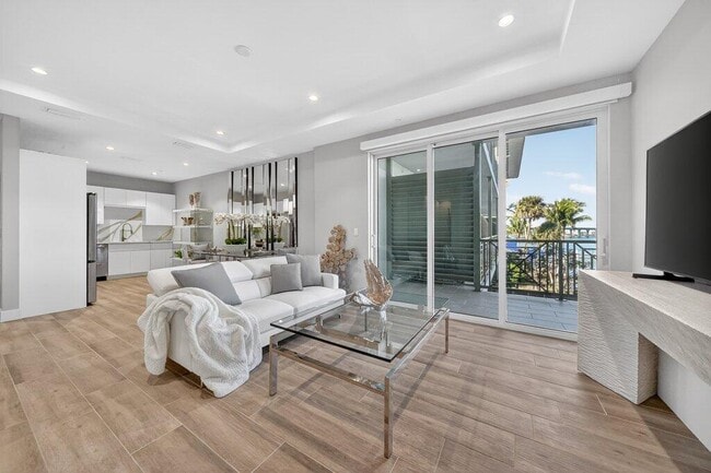 Building Photo - 41 SW Seminole St