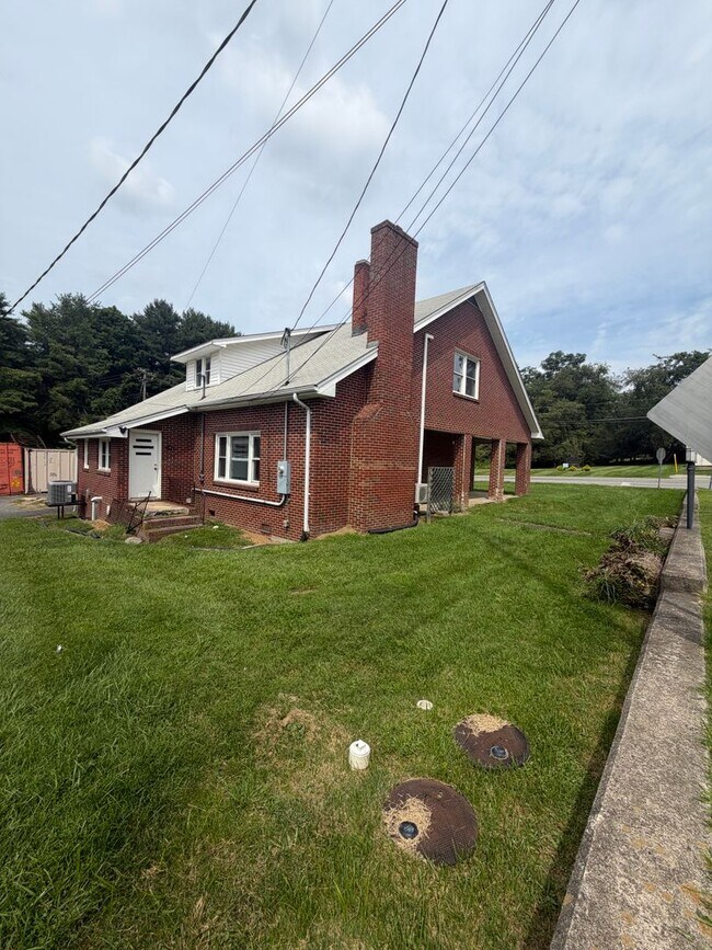 Building Photo - 196 Perkinsville Dr