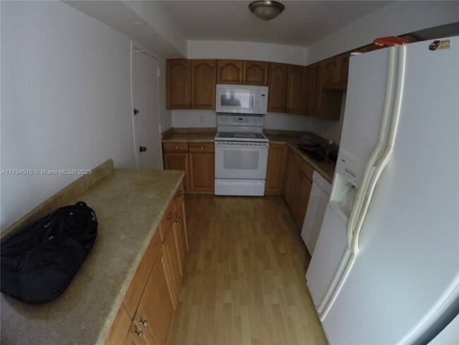 Building Photo - 400 Kings Point Dr