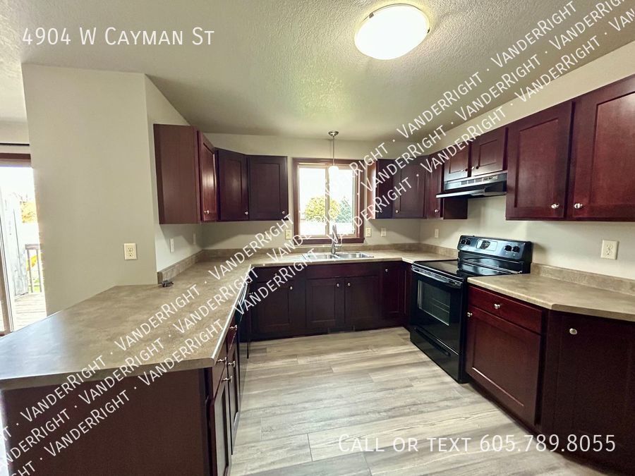 Foto principal - Spacious 3 Bedroom 2.5 Bathroom Townhome!