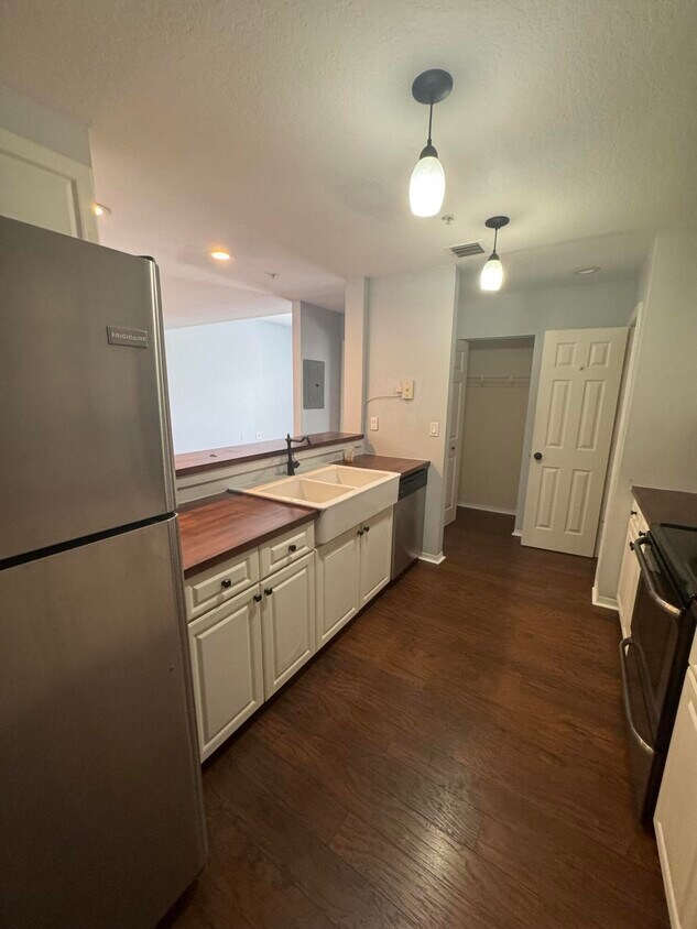 Foto principal - 1200 Town Center Dr
