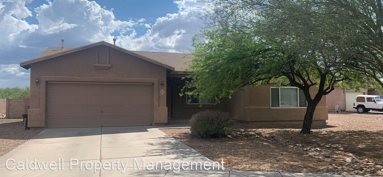 Foto principal - 3 br, 2 bath House - 6242 S Iron Brand Dr