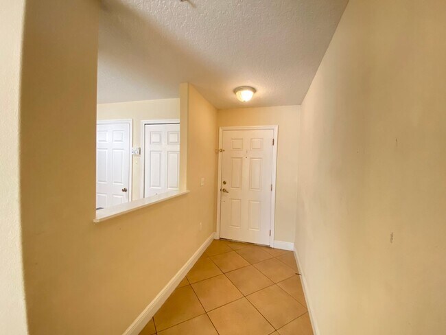 Foto del edificio - Gorgeous 3 bedroom 2.5 bathroom Townhouse ...