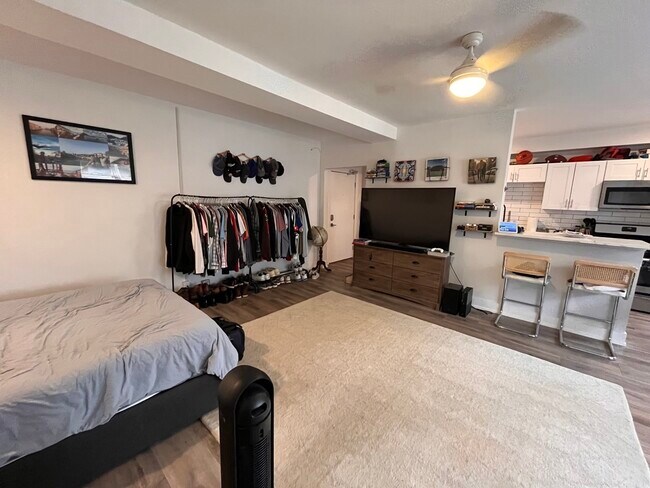 Foto del edificio - 5920 N Ridge Ave