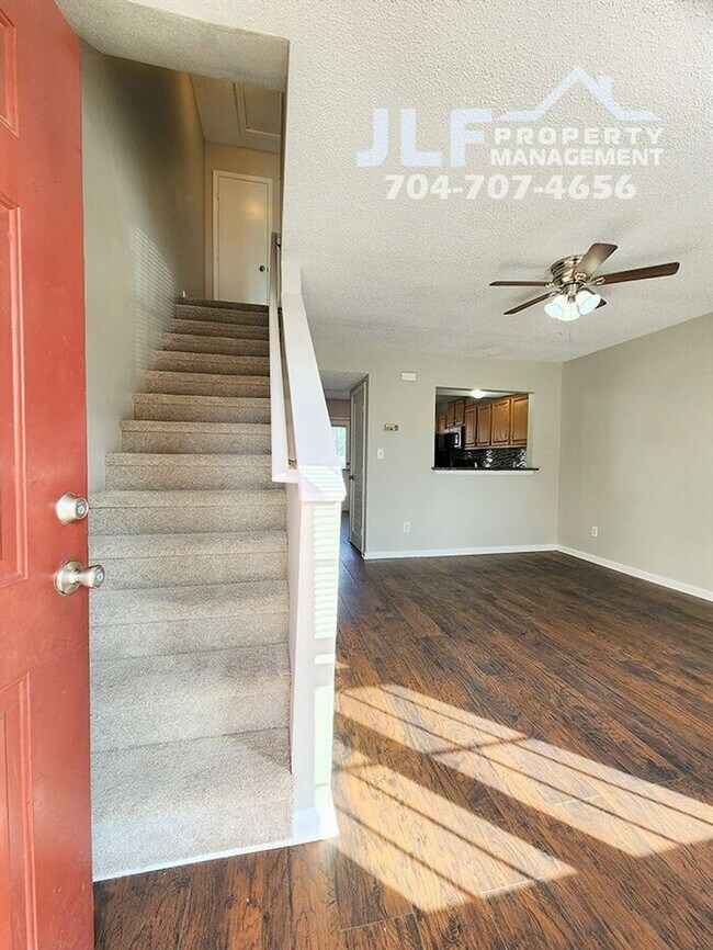 Foto del edificio - Full Brick Townhouse in Highly Desirable C...