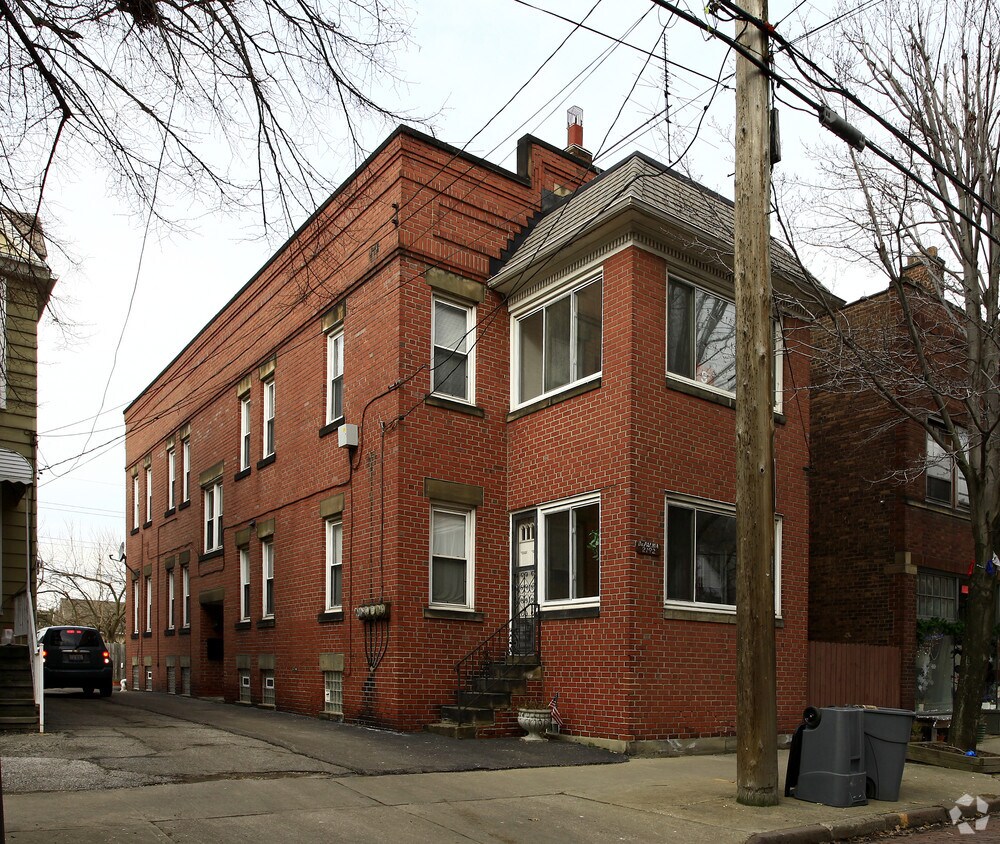 2192 Murray Hill Rd Cleveland Oh 44106 Apartments Cleveland Oh Apartments Com