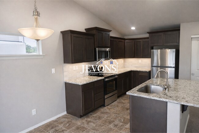 Foto del edificio - Coming Soon! Great Home with Granite Kitchen & 2-Car Garage in Yakima??????