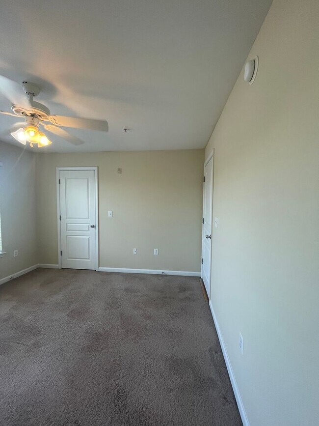 Building Photo - 18-1825 Whittaker