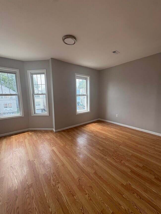Foto del edificio - 104 Bayview Ave