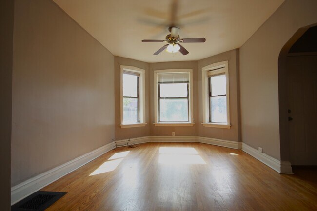 Building Photo - 951 N Drake Ave