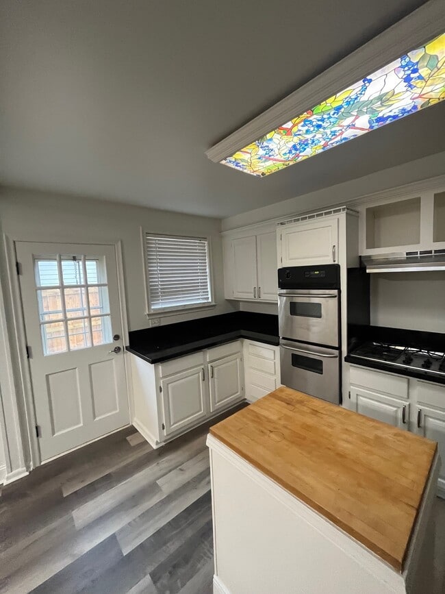 Building Photo - 930 Helios Ave
