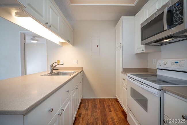 Building Photo - Modern Townhome – 1-Bed, 1-Bath