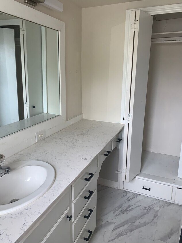 Primary Photo - One Bedroom in Jefferson Park