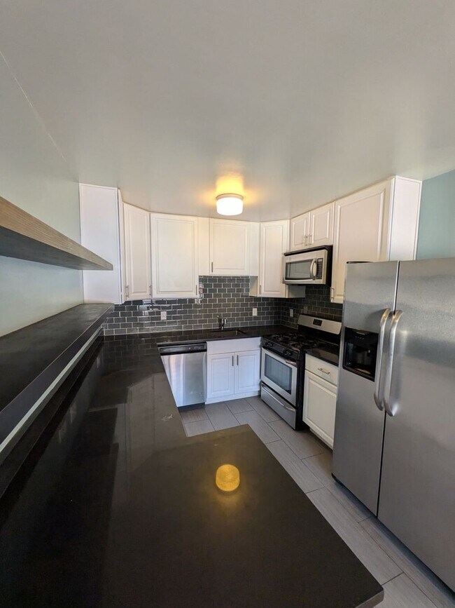 Foto del edificio - Spacious 1-bedroom apartment in a excellent location