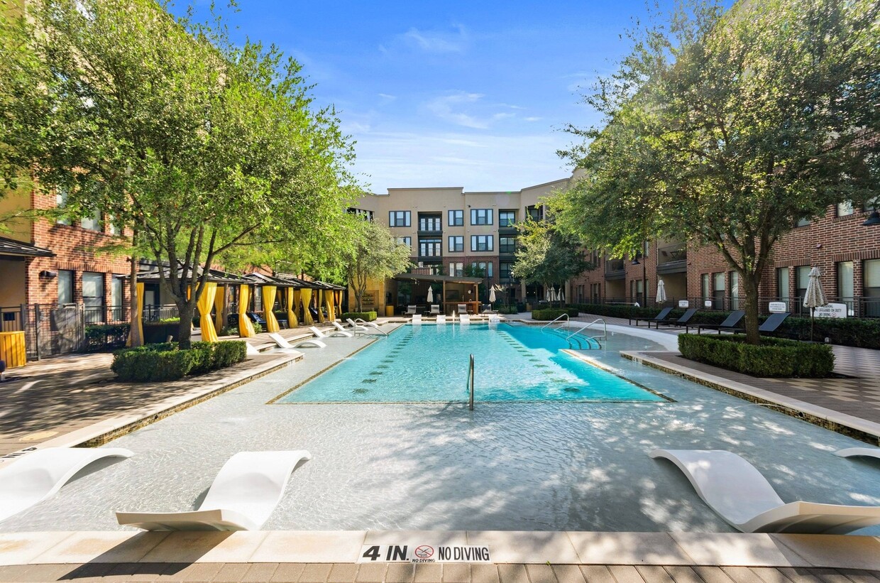 Piscina con cabañas y solárium - AMLI West Plano