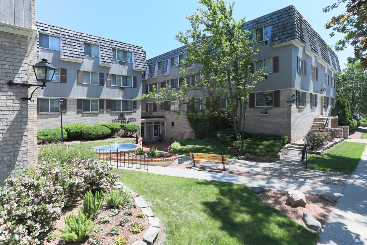 Carriage Court - Apartments in Milwaukee, WI | Apartments.com