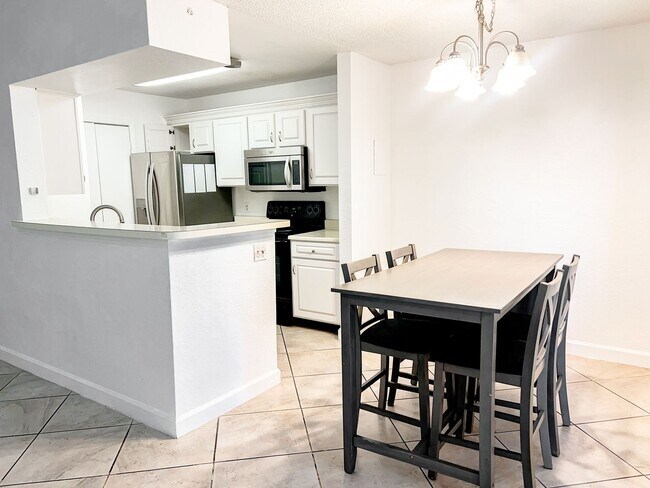 Foto del edificio - MOVE IN NOW!! Spacious 3 x2 on 2nd floor w...