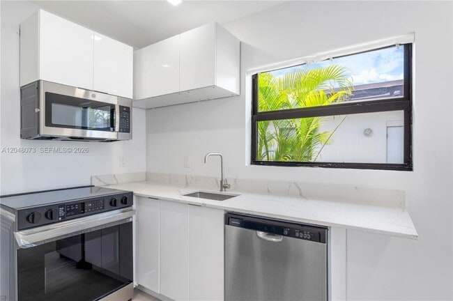 Foto del edificio - 551 NE 26th St