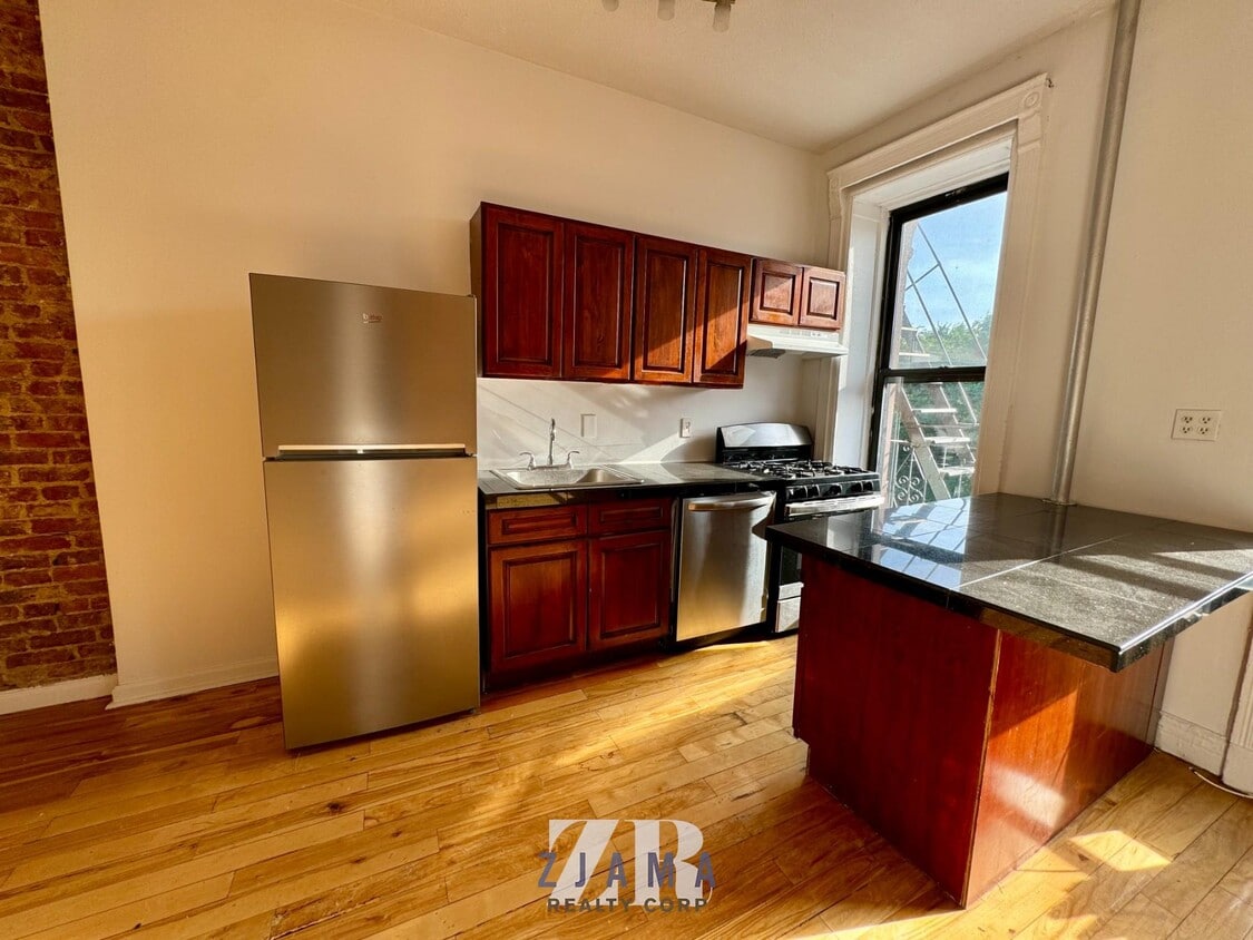 Primary Photo - 1047 Bedford Ave