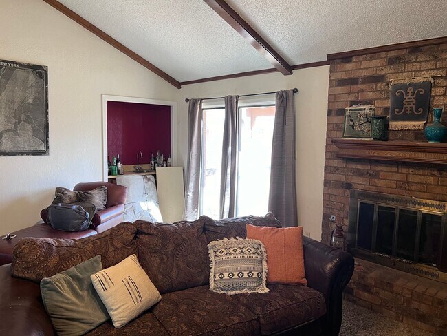 Building Photo - Wow 3 bed 2 bath 2 garage wonderful