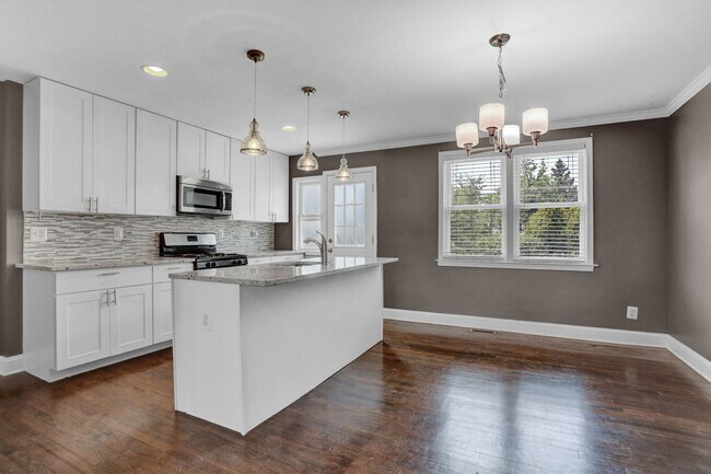 Foto del edificio - Spacious 3-Bedroom Townhome with Modern Am...