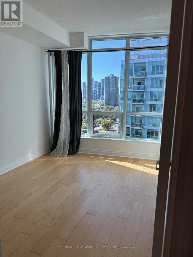 Photo du bâtiment - 1900 Lake Shore Blvd W