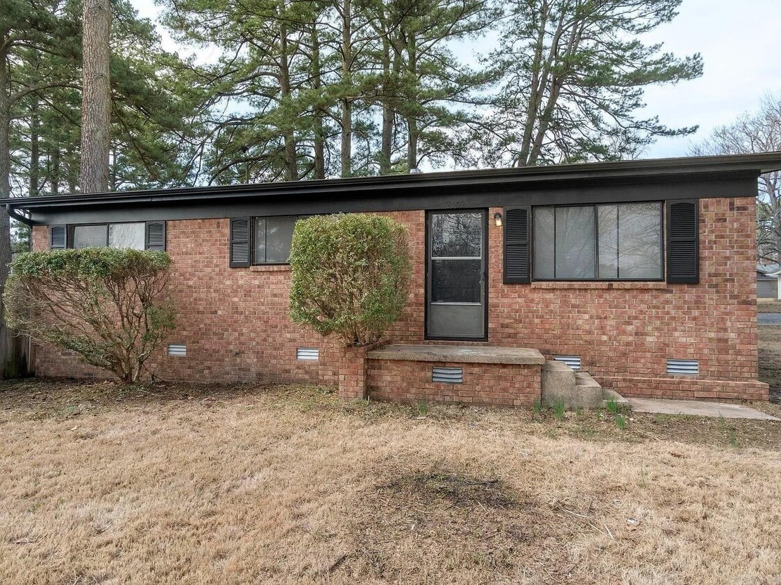 Primary Photo - 2502 N Lakeview