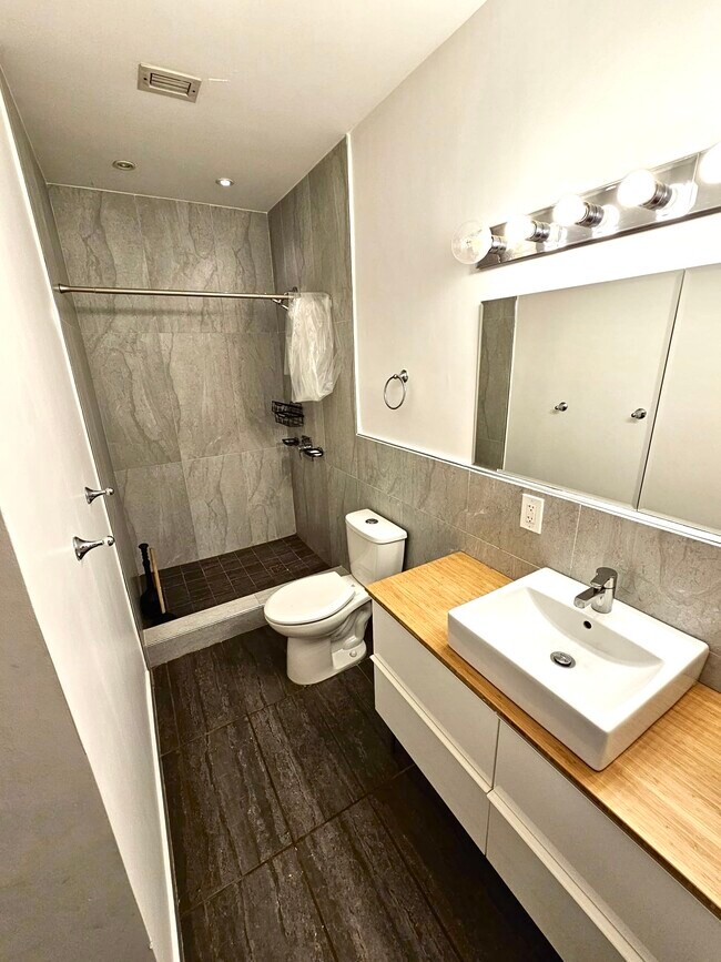 Foto del edificio - 580 NE 172nd St