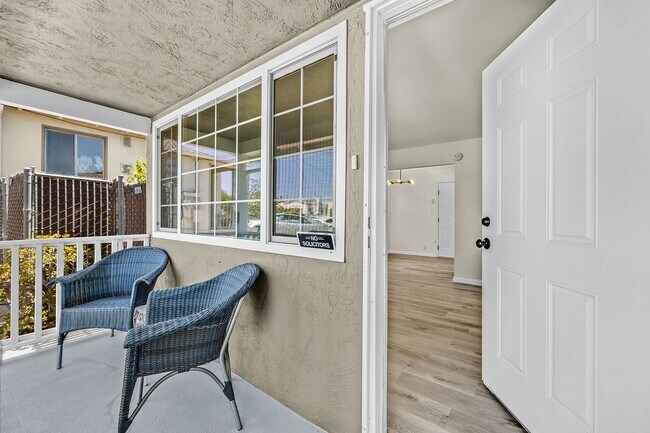 Building Photo - 3042 Maple Ave