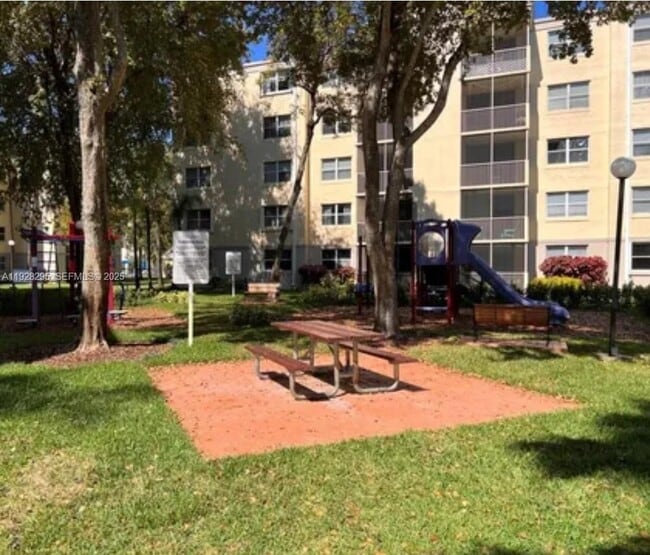 Building Photo - 8160 Geneva Ct