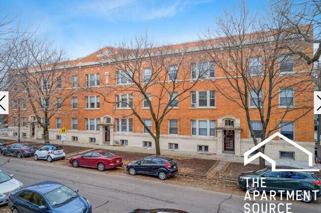 Photo - 1607 W Berteau Ave Apartment
