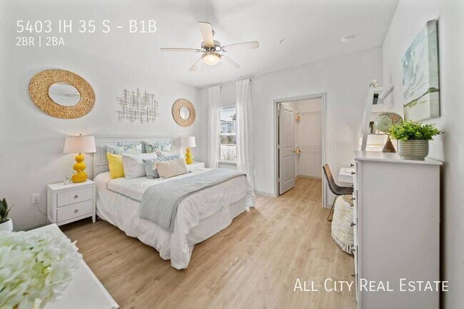 Foto del edificio - 5403 I 35 Frontage Rd