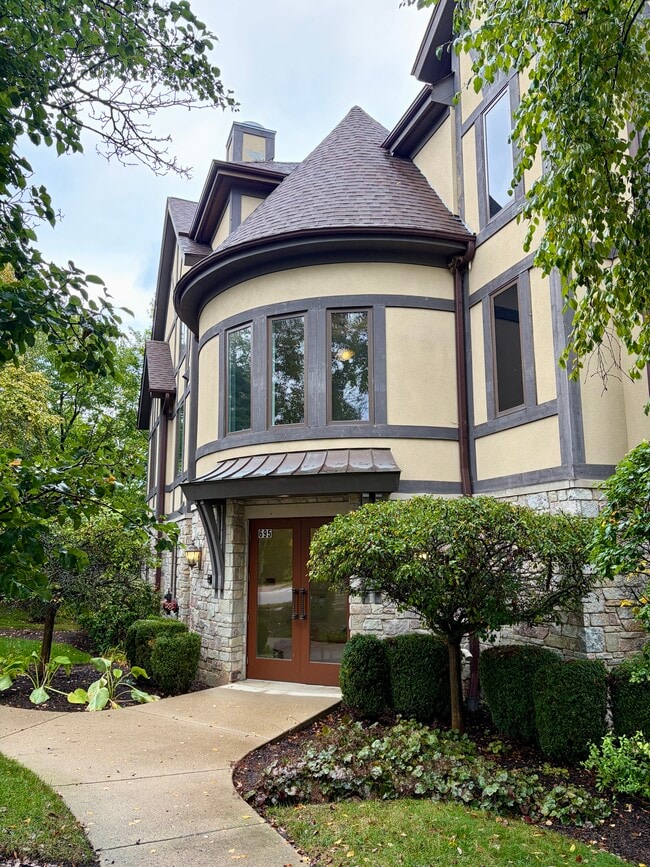 Building Photo - 695 Roger Williams Ave